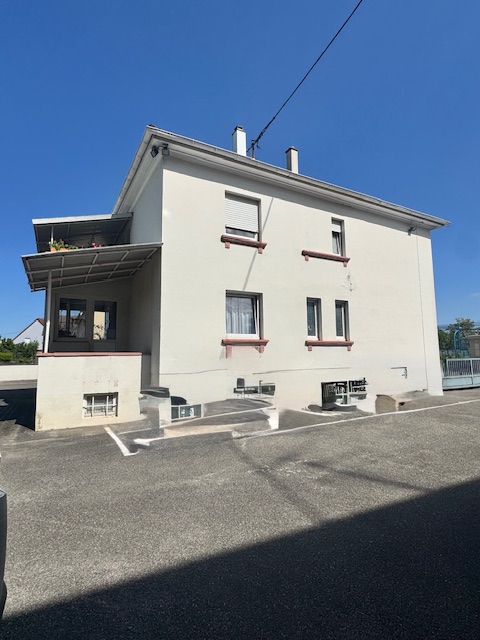 LOGELBACH Immeuble 2 appartements, un grand grenier, des caves et places de parking Colmar